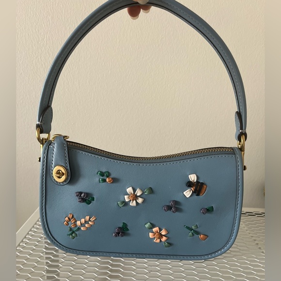 SOLD!!! Coach Swinger 20 With Floral Embroidery - Picture 2 of 10